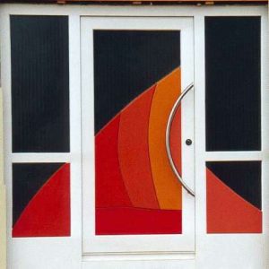 Eine Haustüre mit orangen Elementen