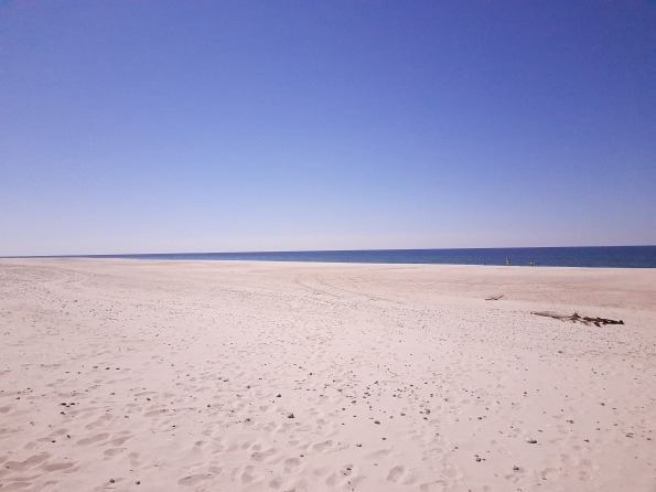 Strand mit blauem Himmel menschenleer