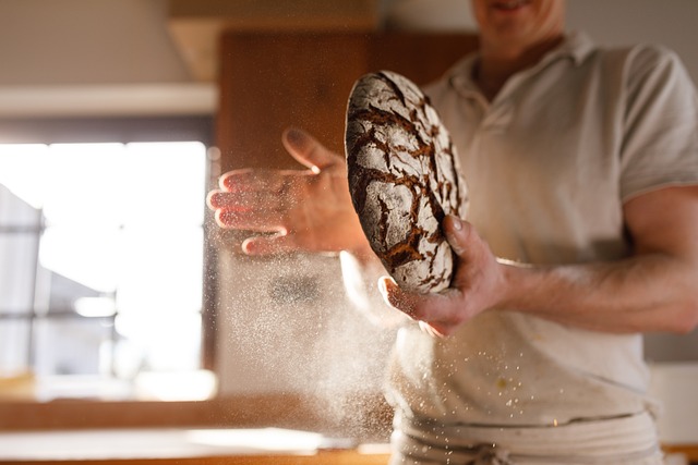ein Mann backt Brot