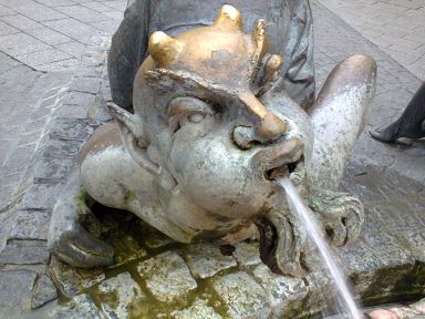einen Figur am Brunnen spuckt Wasser