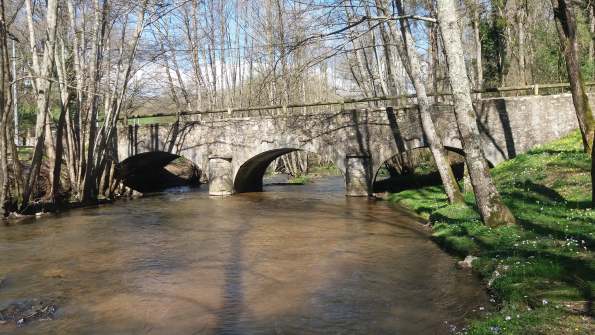 ein alte Steibrücke über einen Bach