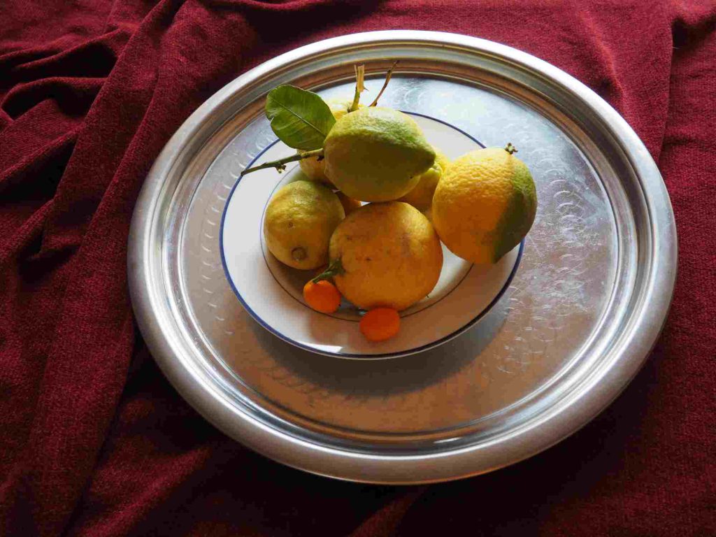 Ein Teller mit frischen Zitronen