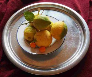 Zitronen auf einem Teller