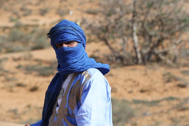 Ein Nomade mit blauem Kopftuch