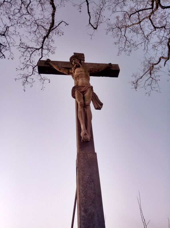 Ein Bild von Jesus am Kreuz im Abendhimmel