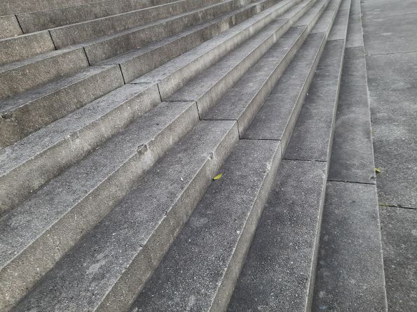 Eine gro0e graue Treppe mit leeren Stufen