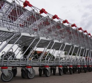 Eine lange Reihe leerer silberner Einkaufswagen ineinander geschoben.